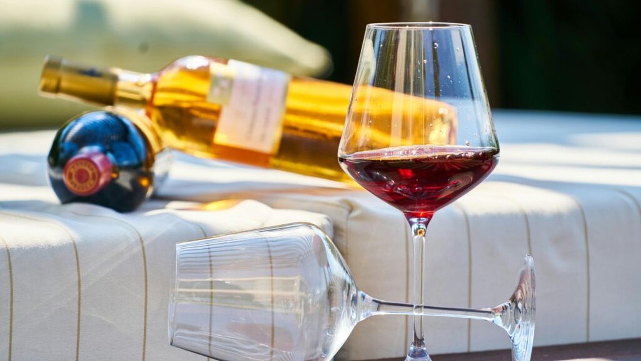 Obiceiuri care se spune că aduc noroc de sărbătoarea Sfântului Vasile cel Mare: Vin vărsat pe masă şi pomană pentru săraci