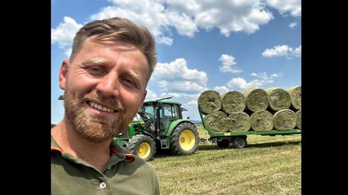 Fermier: „Agricultura, mai ales creșterea de animale, nu mai este făcută doar de cei care nu știu să facă altceva, așa cum era în trecut. În zilele noastre, când alegi să fii fermier, de fapt alegi să faci mai multe meserii, cu mândrie”