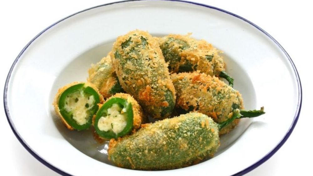 Jalapeño poppers, preparatul tex-mex de tip finger food din care muști și simți imediat învelișul crocant și ușor picant, apoi umplutura cremoasă, intrat în imaginarul american