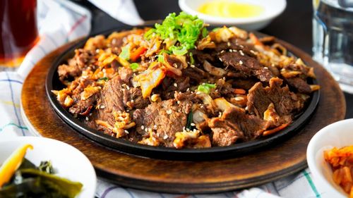 Știi care este primul lucru pe care trebuie să-l faci, după ce ai mâncat în exces? / Nutriționiștii dezvăluie că înfometarea și dietele extreme nu sunt soluția și recomandă respectarea, cu moderație, a poftelor alimentare