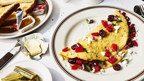 Omletă grecească, o rețetă de mic dejun cu feta, măsline și roșii / Se gătește la foc mic și nu e nevoie să întorci omleta