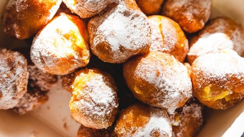 Ceva dulce. Gogoși cu mere și ricotta, o variantă de desert care se consumă în perioada Carnavalului în Italia. La Veneția se numesc fritole și exista, înainte, o corporație profesională a fritolerilor