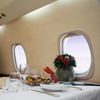Companiile aeriene mizează tot mai mult pe pasagerii bogați / Air France oferă caviar, șampanie și transfer cu Porsche la clasa întâi