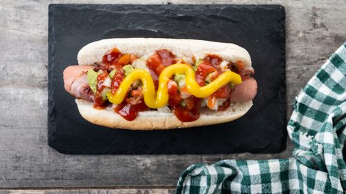 Cum a ajuns un hot dog din nordul Mexicului un fenomen în SUA. Totul a început cu un copil de 10 ani / Hot dog-ul conține fasole, ceapă, roșii, maioneză și salsa