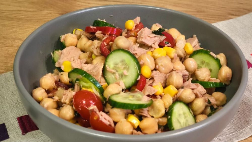 VIDEO | Salată mediteraneeană cu ton, năut și legume crocante / Gătești repede, nutritiv și echilibrat cu ingrediente de calitate