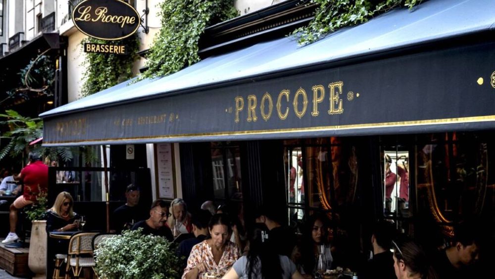 Primul local care a democratizat înghețata a fost Le Procope, deschis la Paris în 1686. Există încă și astăzi, iar până atunci era preparată doar la casele nobiliare. Originile înghețatei se pierd mult înapoi în timp, în epoca precreștină