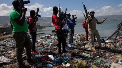 Când mâncarea devine metodă de răzbunare, într-o societate captivă bandelor criminale. Empanadas cu insecticid, servite în Haiti la 40 de persoane despre care se crede că aparțin grupării „Viv ansanm”, și un autodenunț