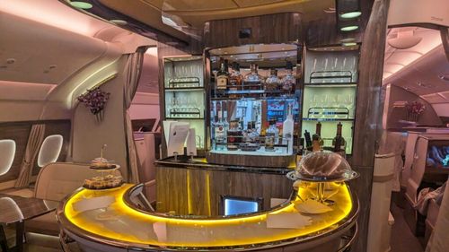 Caviar, șampanie și mâncare cu stele Michelin la bordul avioanelor. Companiile aeriene se întrec să atragă tot mai mulți clienți în cabinele premium