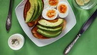 8 idei de mic dejun pentru un intestin sănătos. Ce recomandă nutriționiștii să pui în farfurie dimineața