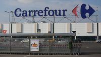 Carrefour, lovit de protestele violente din Franța / 50 de magazine afectate și pierderi potențiale de până la 200 de milioane de euro