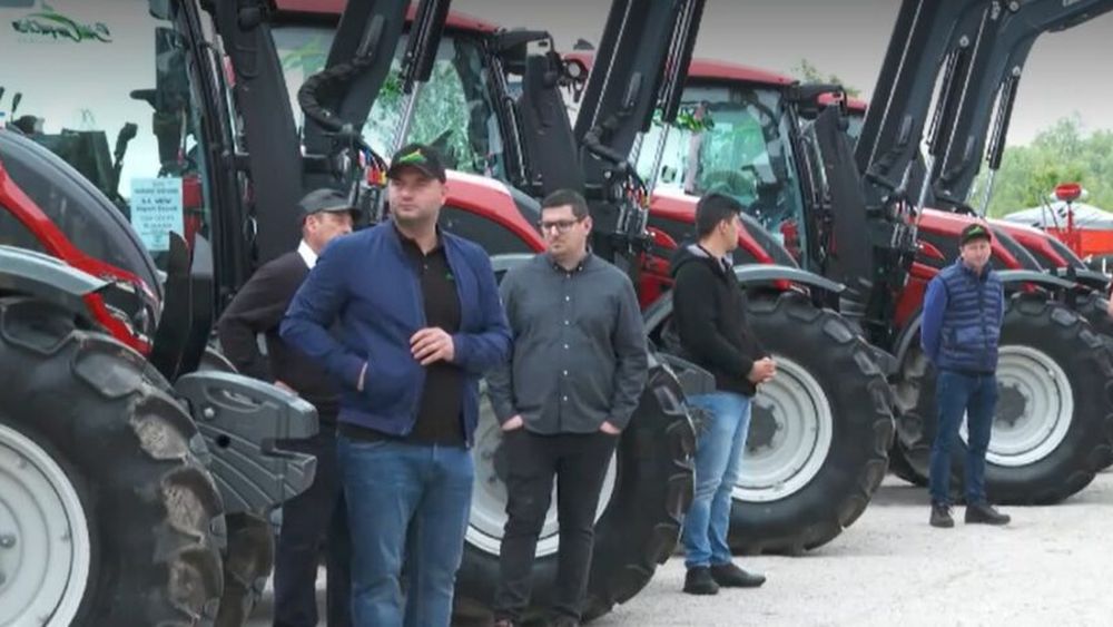 VIDEO: Tractoare de ultimă generație la preț redus: 14 fermieri din Brașov își modernizează fermele cu ajutorul fondurilor europene / Au plătit doar 10% din valoarea totală a utilajelor agricole