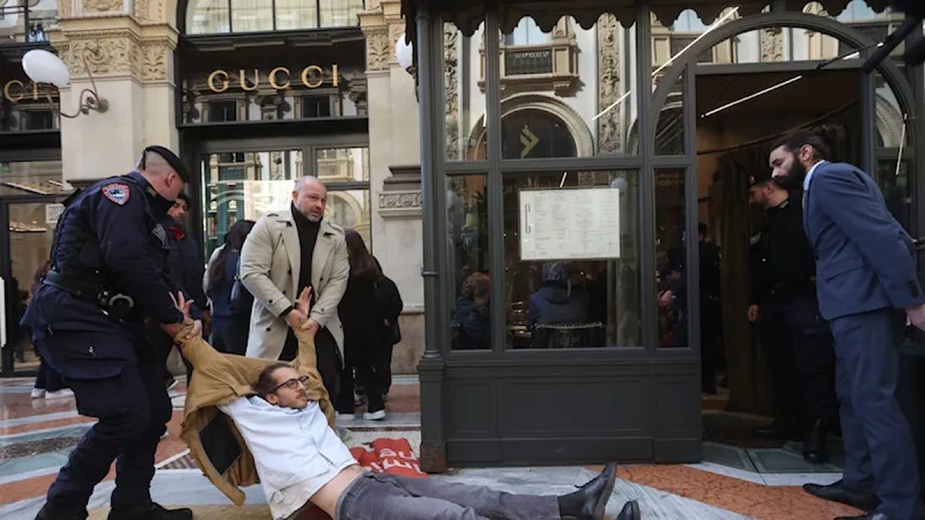 VIDEO Un restaurant de lux de la Milano a fost ocupat pașnic de reprezentanți ai unei organizații cunoscută până acum ca având caracter ambientalist. „Nota de plată echivalează cu venitul lunar al unei familii italiene”
