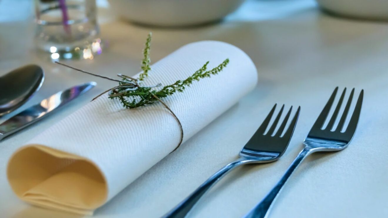 Istoria furculițelor la români | Contemporanul lui Grigore Brâncoveanu, Iordache Golescu, scria: „Cu degetele să nu mănânci, nici vreodată să te lingi, că scârbă aduci la cel ce te vede” / Anton Pann recomanda: „Linguri, furcuțe, cuțite, ca să-ți fie în loc de dește, s-apuci orice-ți trebuiește”