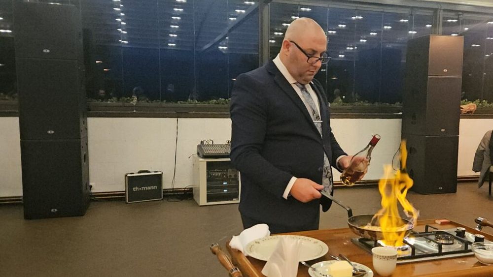 VIDEO | Secretul celor mai bune crêpes Suzette, dezvăluit de un specialist în ospitalitate: „Cel mai important este să ai un pic de pasiune”/ Cum se face flambarea clătitelor, pas cu pas