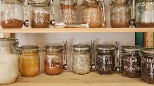 Ce să nu-ți lipsească din cămara ca să poți inventa în orice moment și fără stress un prânz sau o cină?