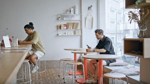 INTERVIU | Profilul consumatorului de cafea, realizat de un barista profesionist / „Băutura pe care o alegi spune multe despre tine” (Ep. 2)