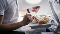 Ce să nu mănânci niciodată în avion. Avertismentul însoțitorilor de bord despre alimentele care îți pot afecta sănătatea în timpul zborului