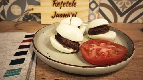 Rețetele Juanitei | Minihamburgher în ou umplut - o variantă ideală pentru cei care nu mănâncă pâine sau pentru un aperitiv mai deosebit