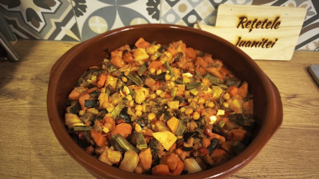 Rețetele Juanitei | Ghiveci mediteraneean – un fusion, între ghiveciul românesc și aromele Mediteranei/ Combinație echilibrată de proteine și vitamine, într-un produs 100% vegan