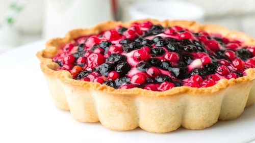 ABC în bucătărie. Cum prepari și coci foarte ușor cea mai simplă bază pentru o tartă clasică umplută cu cremă de vanilie și fructe