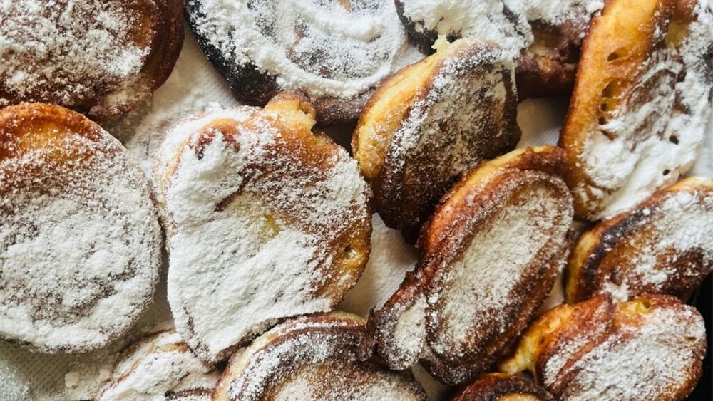 Tarkedli, plăcințele ardelenești sau clătite dospite / Rețeta bunicii pe care generațiile de azi au uitat-o complet / „Bunica mi le făcea când avea un singur măr, pe care îl tăia felii subțiri și îl punea deasupra”