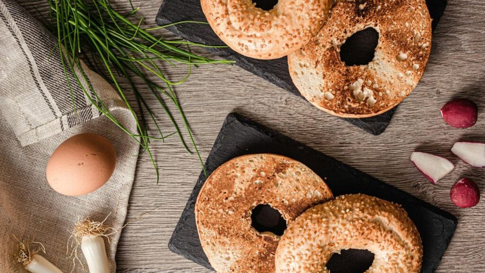 Bagels de casă, ideali pentru micul dejun / Sunt o alternativă delicioasă la chifle sau pâine