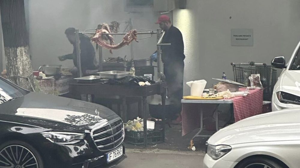 Situație halucinantă în București: berbecuț la proțap, pe trotuarul unei străzi circulată intens / În apropiere, se află un sediu al Poliției Locale