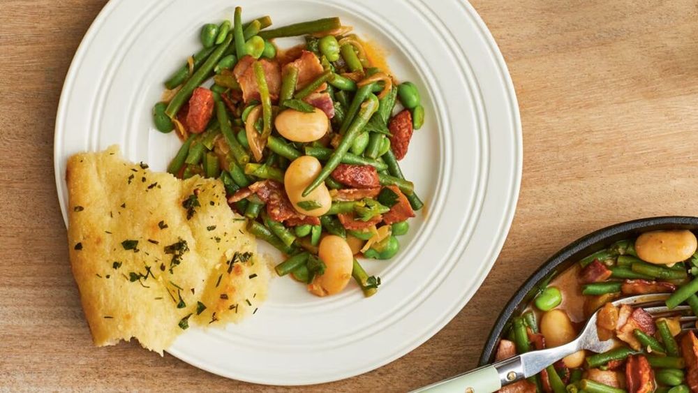 Un preparat rapid și sățios: Fasole cu șuncă și chorizo în stil catalan