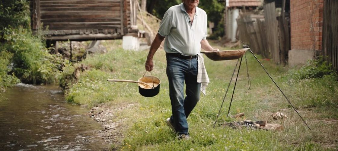VIDEO | Coleșa cu brânză friptă și papricașul de găină, rețete din Eftimie Murgu, satul din Banat cu cel mai mare complex de mori de apă din sud-estul Europei