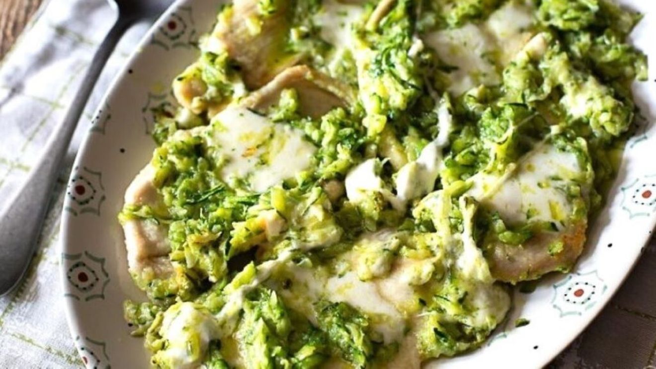 Escalop de pui cu dovlecei rași, într-o singură tigaie. O idee de cină simplu de preparat dar foarte apetisantă, care merge și la prânz