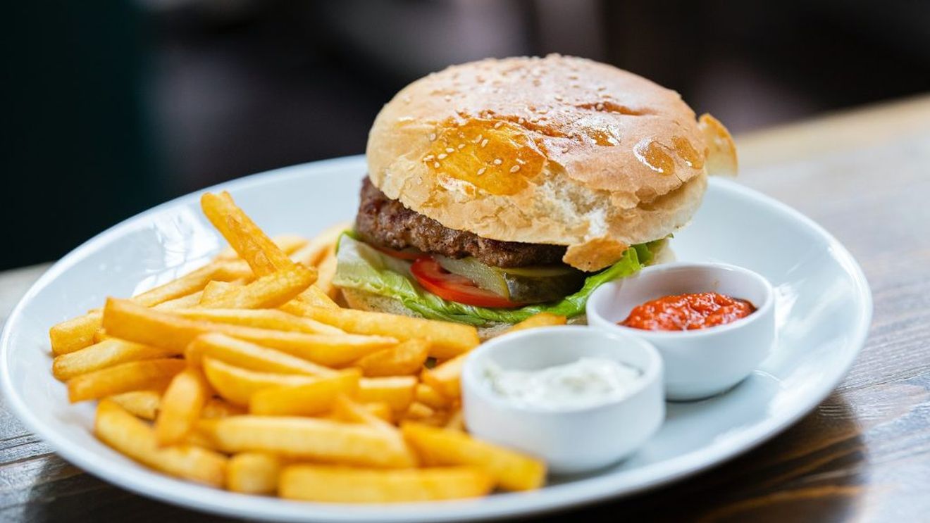 Crescătorii de animale din Uniunea Europeană nu mai vor să vadă pe piață produse etichetate ”burgeri” sau ”cârnați” dacă nu sunt obținute din carne