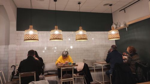 American mutat in Spania: „Aici nu vezi pe nimeni alergând spre birou cu o cafea Starbucks în mână. Toți iau micul dejun așezați, într-o cafenea”