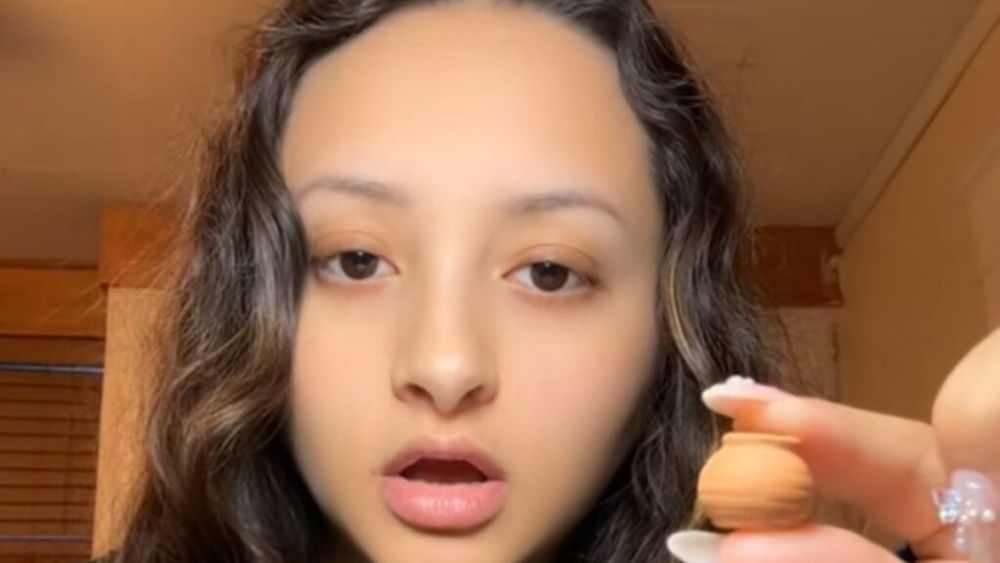 VIDEO | Un nou trend șocant pe TikTok: O tânără mănâncă un mic ghiveci din lut, asezonat cu suc de lămâie și condimente / Experții avertizează asupra riscurilor