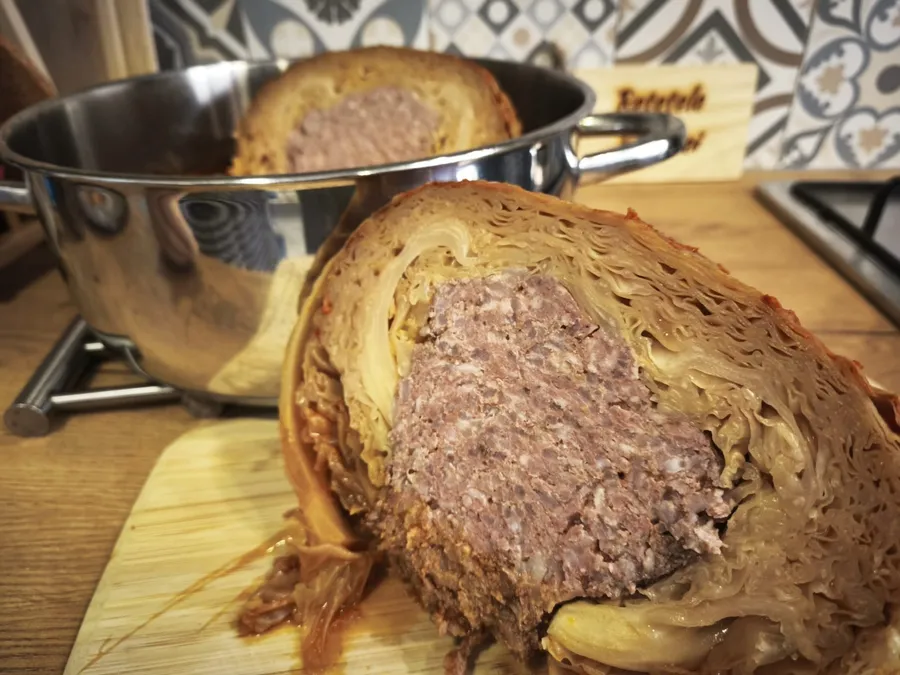 Varză umplută cu carne/ Arată ca o sarma uriașă și are gust de sarmale, doar că este mai ușor de preparat