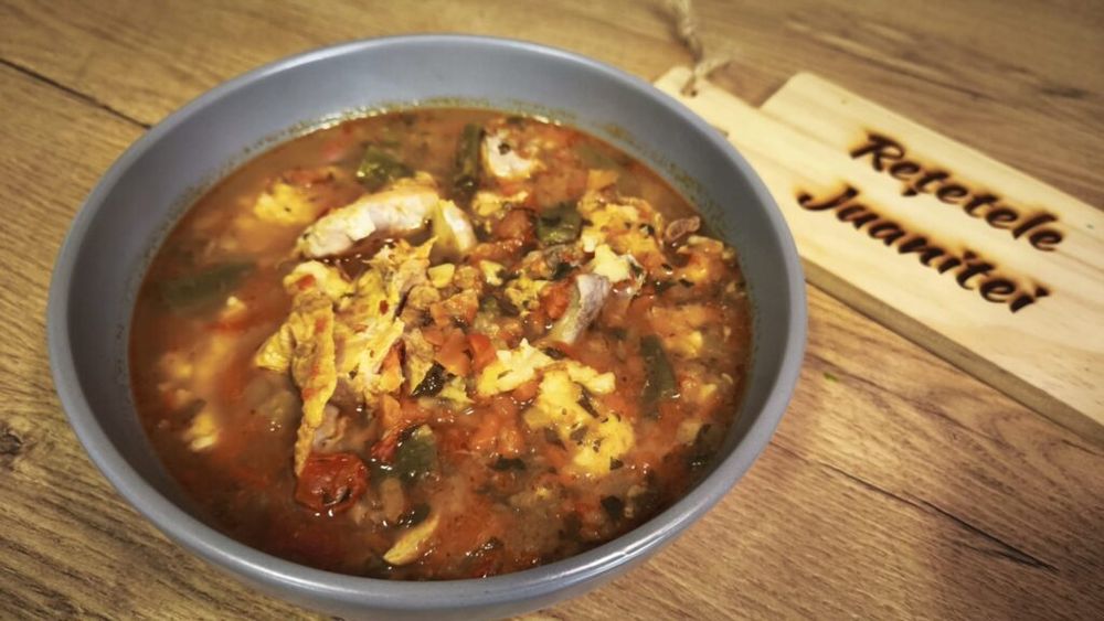 VIDEO | Rețetele Juanitei | Supă de pui, legume și paste/găluște de făină. Dacă îi pui și borș se transformă într-o ciorbă completă