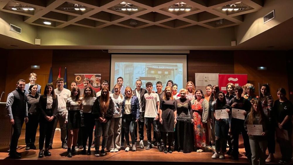 Pasiunea tinerilor pentru patiserie, descoperită în preparatele bunicii / Elevă: ,,Mă captiva, stăteam foarte mult pe lângă ea să o ajut și așa am reușit să învâț”