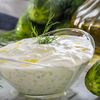 ABC în bucătărie | Cum se face sosul tzatziki autentic grecesc: Secretul prospețimii de lângă carnea friptă la grătar