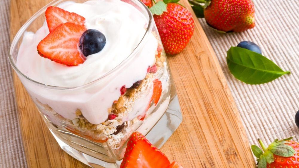 Trei alimente sănătoase de gustat între mese, pe care le recomandă nutriționiștii/Alte recomandări includ fructe sau ciocolată neagră