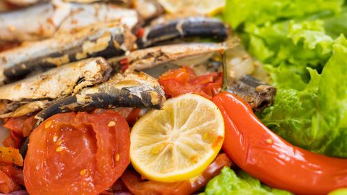 Sardine la cuptor cu roșii și frunze de viță de vie. Rețeta mediteraneană care transformă un pește obișnuit într-un preparat spectaculos