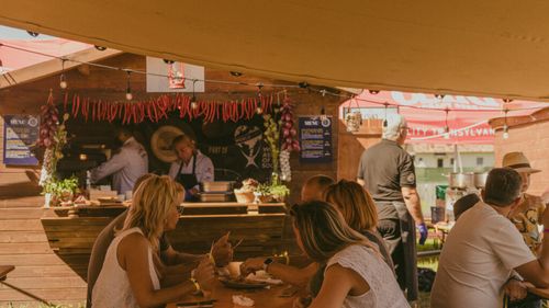 FOTO-VIDEO | Taste of Transylvania ajunge pentru prima dată în Capitală / 36 de restaurante, chefi cu stele Michelin și trei zile de gastronomie la Muzeul Satului / Chef Alex Petricean: „Bucureștiul avea nevoie de un astfel de eveniment”
