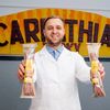 Au pornit într-o bucătărie din Roman și au ajuns să vândă în 10 țări europene, inclusiv în Germania, Austria și Olanda. Adrian Cărpușor (Carpathian Jerky): „Materia primă este 100% din România” / „Competiția nu este doar cu celelalte produse din carne, ci cu chipsurile și batoanele proteice”