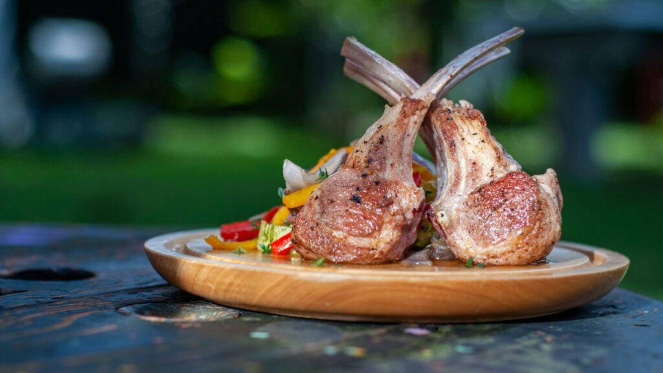 Carnea de miel. De la beneficii, la contraindicații și cele mai importante sfaturi pentru a o găti corect