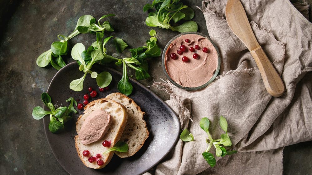 14 iulie, Ziua Franței | Istoria celebrului preparat foie gras. Cum se face una dintre cele mai cunoscute delicatese ale gastronomiei franceze și de ce a strâns atât de multe controverse în jurul său