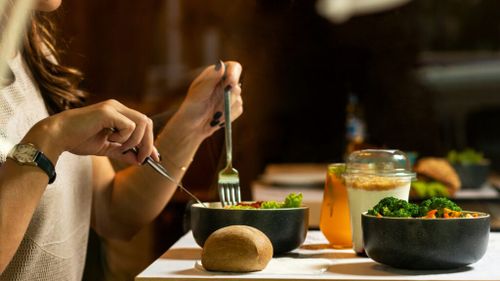 Crezi că pâinea îngrașă, zahărul trebuie eliminat și mâncatul seara te îngrașă? 11 mituri despre alimentația sănătoasă, demontate de știință