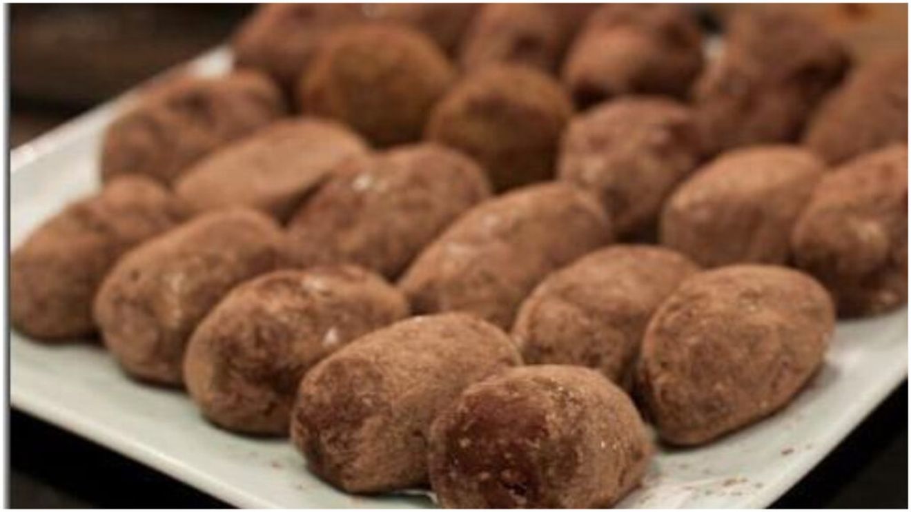 Kartochka rusească sau prăjitura cartof din cofetăriile comuniste, un desert ușor de făcut din câteva ingrediente/ N-ai nevoie de mixer sau cuptor