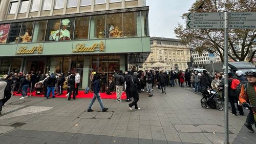 Cozi ca pe vremea lui Ceaușescu, în Germania, pentru noul baton de ciocolată Dubai, lansat de Lindt / Oamenii au stat la coadă ore în șir, în ploaie, să cumpere produsul care costă 14,99 euro / Se vinde în ediție limitată!