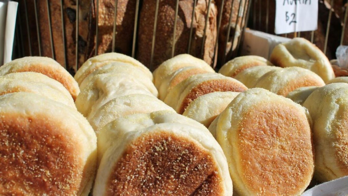 English muffins, din tradiția anglo-saxonă. Turte rapide mai groase și mai mici decât cele ale bunicii, coapte pe plită. Nu există o anume rețetă tradițională, se pot face din aluat de pâine