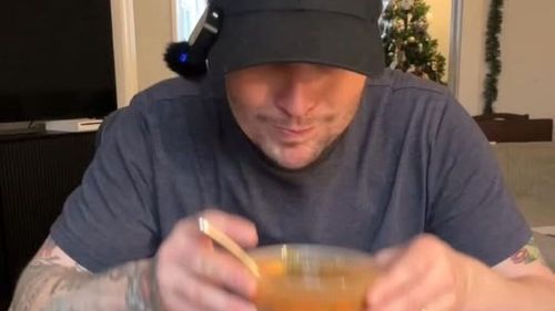 VIDEO / Cum a descoperit un newyorkez mâncarea românească, despre care nu știa nimic, și a rămas impresionat de sarmale, „best cabbage rolls ever”. „Dacă aveți un local românesc în zonă, duceți-vă cât mai des, n-o să vă plictisiți niciodată”