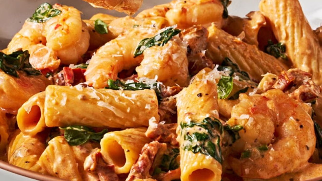 Paste cu creveți „Marry Me” în sos cremos de roșii uscate și spanac / Rețeta gata în 30 de minute care cucerește la prima degustare / Este o reinterpretare irezistibilă a celebrului „Marry Me Chicken”