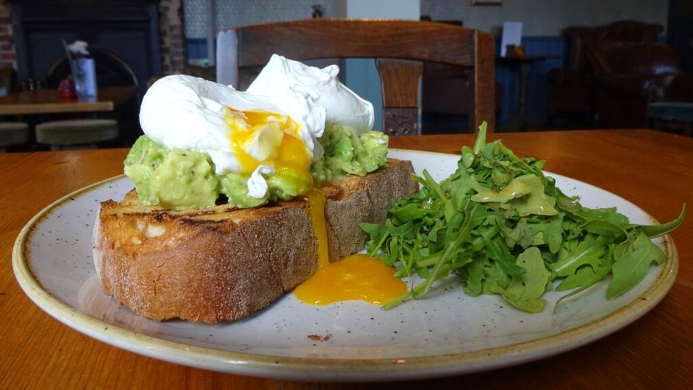 Rețetă de mic dejun perfect pentru o zi de duminică: Ouă poșate cu avocado și pâine prăjită integrală
